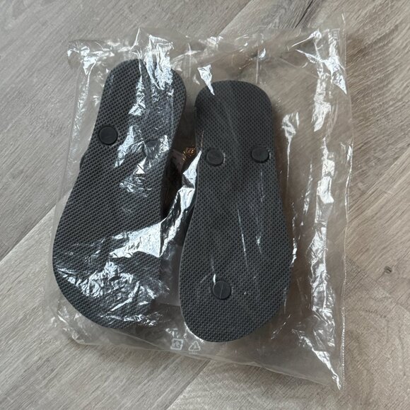 Old Navy Grey Oyster Flip-Flop Sandals for Kids (Partially Plant-Based) - Picture 9 of 9